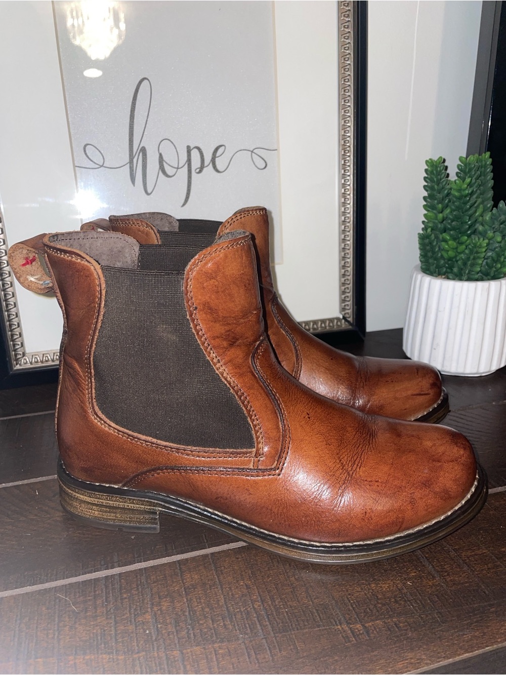 Eric Michael Cognac Brown Leather Chelsea Booties Size 8/39
